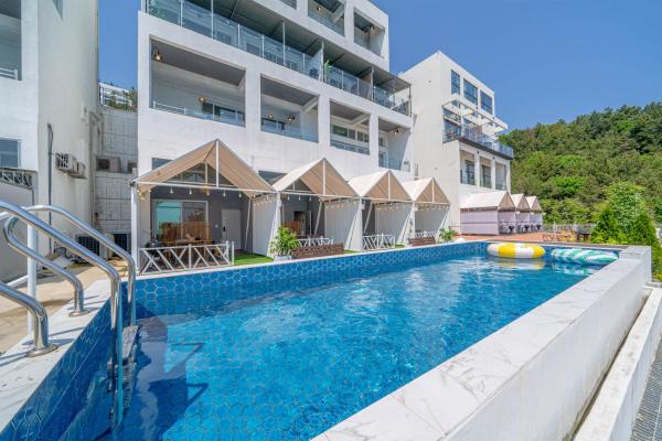 写真にはWŏnp'o市にあるYeosu Boner Poolvillaが写っています。
