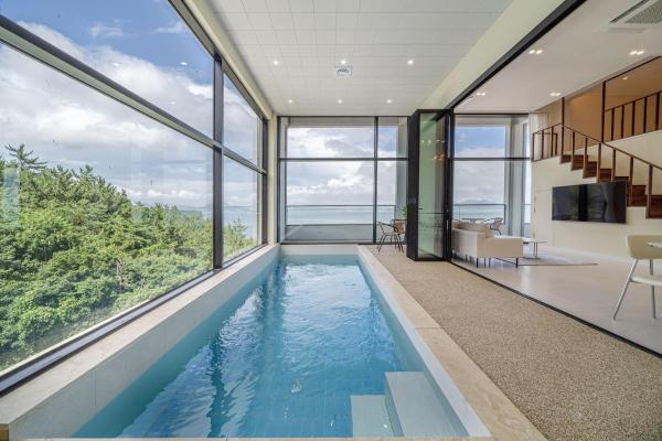 写真にはWŏnp'o市にあるYeosu Aroha Pool Villaが写っています。