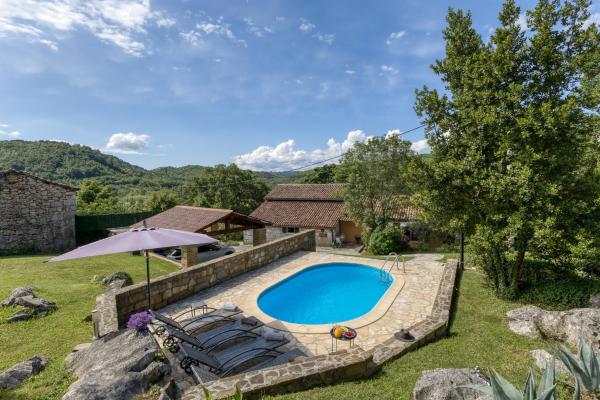 A la foto es mostra l'objecte Holiday House Kapitani situat a la ciutat de Hum.