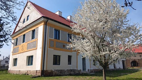 Auf dem Foto ist das Objekt Villa Organica in der Stadt Valeč zu sehen.