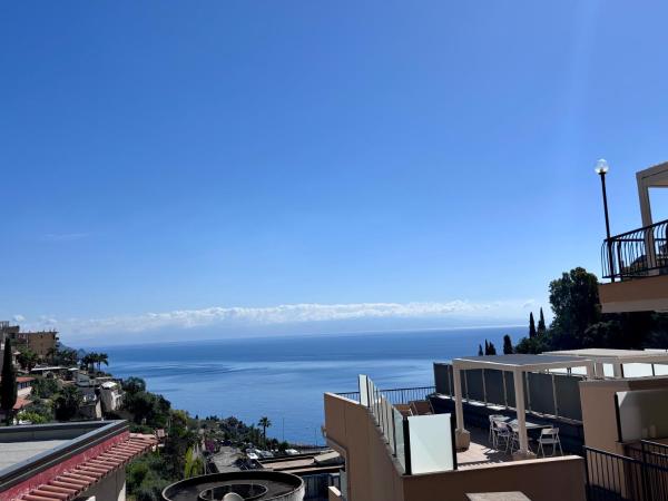 A la foto es mostra l'objecte Bidduzza House situat a la ciutat de Taormina.