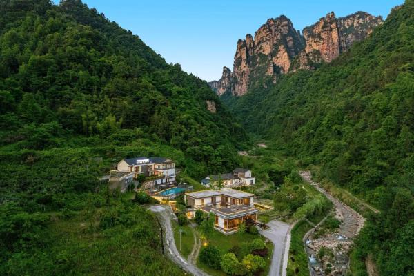 The photo shows the Avatar Peaks Resort located in the city of Tangjiata.