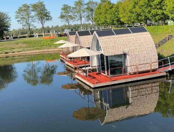 Op de foto is het object deBieslodge te zien, gelegen in de stad Drimmelen.