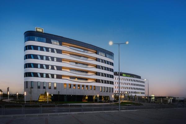 Nella foto è visibile l'oggetto TRIBE Budapest Airport situato nella città di Ecser.