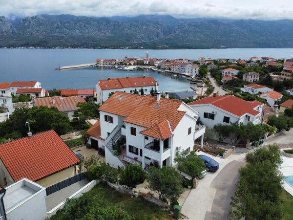 Na zdjęciu widoczny jest obiekt Apartments Kondrić położony w mieście Vinjerac.