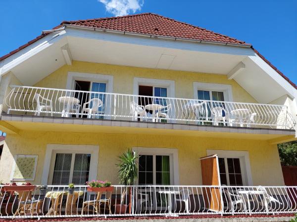 På billedet ses objektet Árpi-Ria Üdülőház beliggende i byen Balatonfüred.