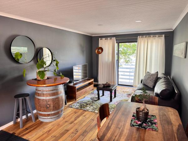 A la foto es mostra l'objecte Ocean Breath Apartment situat a la ciutat de Strand.