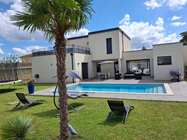 På billedet ses objektet location villa moderne piscine beliggende i byen Hurigny.