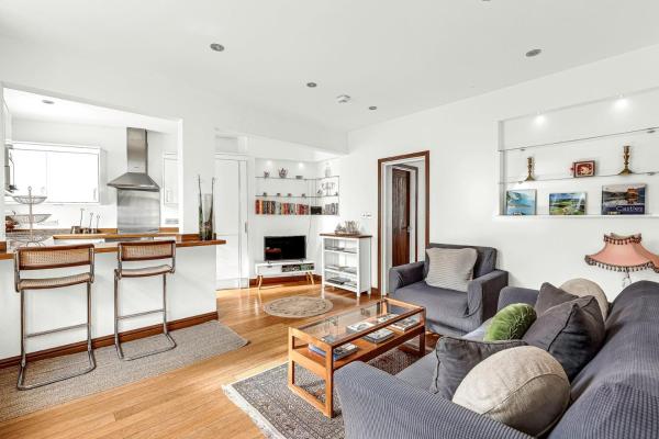 Kuva 1: Chic & Central One Bed Flat