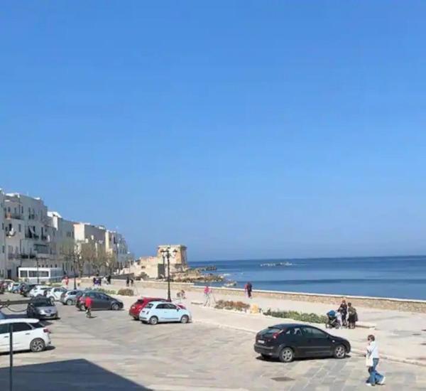 A la foto es mostra l'objecte Mermaid situat a la ciutat de Trapani.