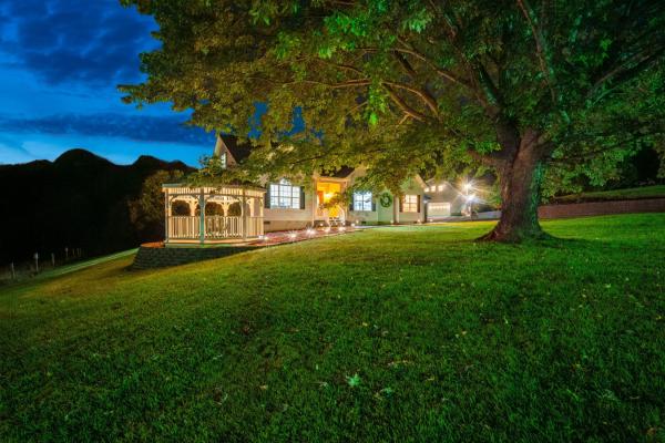 A la foto es mostra l'objecte Luxury Mountain Retreat with Main House and Garage Apartment. Perfect for Families, Retreats and Remote Work situat a la ciutat de Sparta.