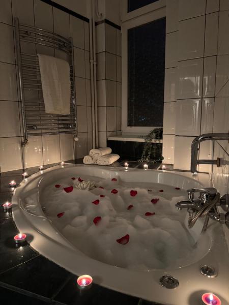 A la foto es mostra l'objecte Romantic BathTube Cismigiu Park 2 Room Apartment situat a la ciutat de Bucarest.