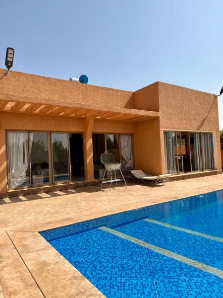 写真にはDou Ghemat市にあるThe Atlas View and Elegant Villa Marrakechが写っています。