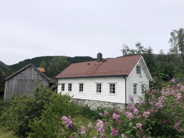 На фото показан объект Charming farmhouse with jacuzzi and patio, расположенный в городе Utvik.