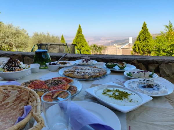 På bilden syns objektet Sanabl Druze Hospitality som ligger i staden Ein Kinya.