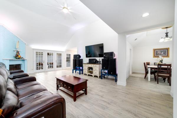 A la foto es mostra l'objecte Cozy 4BR House with Fireplace. 10 Min to Chinatown situat a la ciutat de Four Corners.