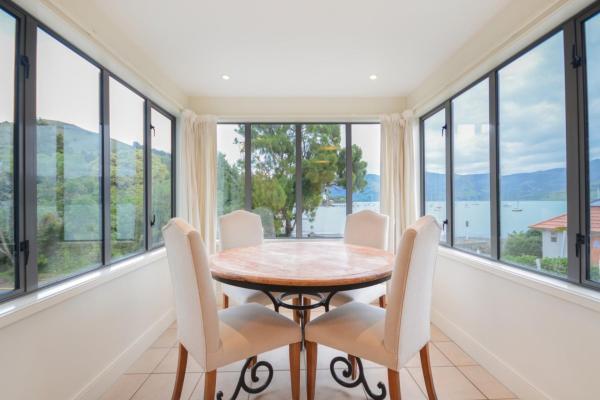 照片显示了位于Akaroa市的Waterfront Akaroa Retreat with Harbour Views & Balcony物件。