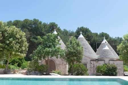 A la foto es mostra l'objecte Trullo Tre Corbezzoli situat a la ciutat de Cisternino.