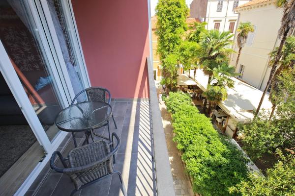 A la foto es mostra l'objecte Green Corner situat a la ciutat de Zadar.