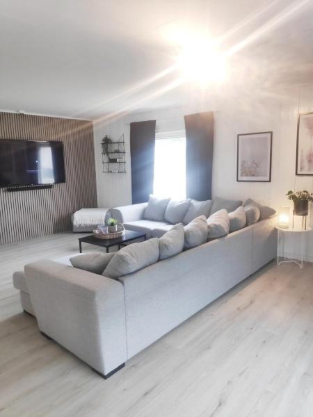 Na zdjęciu widoczny jest obiekt House with large hot tub in Bø, room for 2 families! położony w mieście Folkestad.
