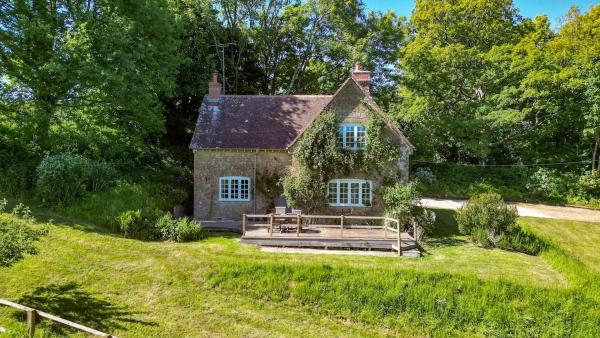 A la foto es mostra l'objecte Luxury 2 Bed Woodland Cottage on Rewilding Estate situat a la ciutat de Hooke.