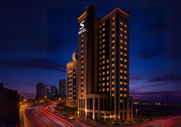 På bildet vises objektet S Hotel Bahrain som ligger i byen Sanābis.