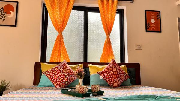 The photo shows the Peaceful Studios in Assagao located in the city of Parra.