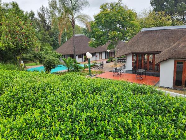Na fotografii je vidět objekt Shumba Valley Lodge Lanseria Airport nacházející se ve městě Lanseria.