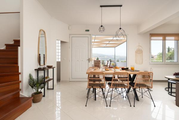 A la foto es mostra l'objecte Pithos Apartment situat a la ciutat de Korakiaí.