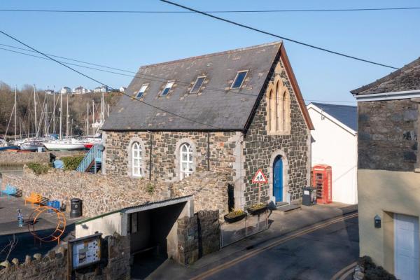 A la foto es mostra l'objecte Llanfor situat a la ciutat de Fishguard.