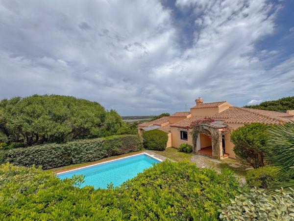 Nella foto è visibile l'oggetto Villa Rosy - Comfort e Piscina Privata by Host Hero situato nella città di Stintino.