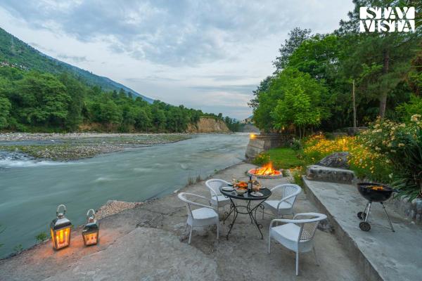 写真にはKukri Ser市にあるStayVista at Moets Waterfront Estate by the Riverside - 3BR with BBQ, Bonfire and Lawnが写っています。