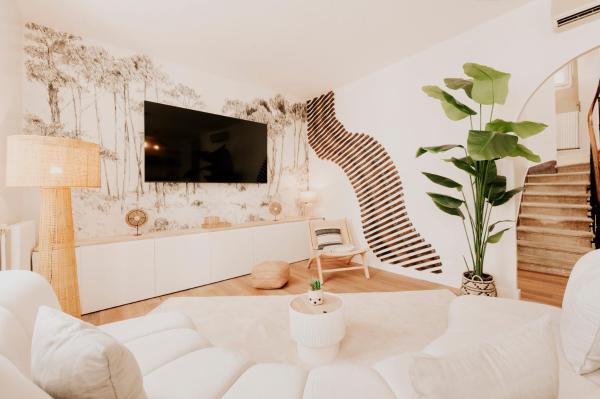Spacious 5-Bedroom Home with Terrace, Air Conditioning and Parking, Бордо