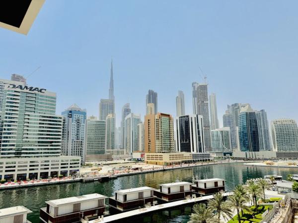 Foto 1: Vserve - 1 BR Escape With City Views & Canal Vibes