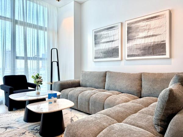 Foto 4: Vserve - 1 BR Escape With City Views & Canal Vibes