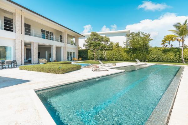 A la foto es mostra l'objecte Retreat villa with lake view, maid,bbq in Punta Cana situat a la ciutat de Punta Cana.