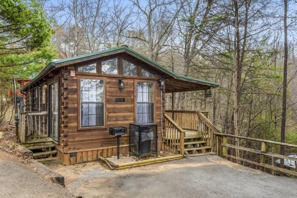Nella foto è visibile l'oggetto Romantic cabin with hot tub a situato nella città di McCookville.