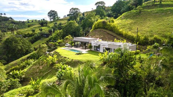 写真にはCaicedonia市にあるModern Villa Surrounded by Nature with Pool and Stunning Viewが写っています。