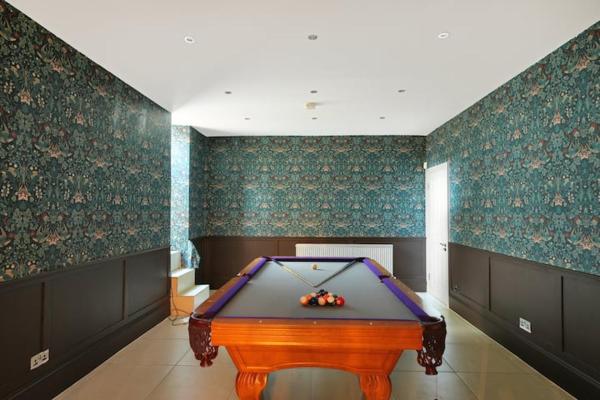 A la foto es mostra l'objecte 8 Bed Chigwell Mansion, Event Hall, Cinema and NightClub situat a la ciutat de Chigwell.