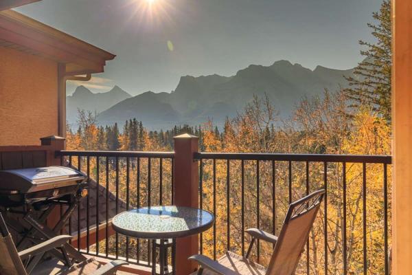 På billedet ses objektet Mountainside - Stunning Views Downtown Location beliggende i byen Canmore.