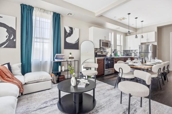 A la foto es mostra l'objecte Biggest Duplex 6BD in Bushwick for 16 Guests situat a la ciutat de Brooklyn.