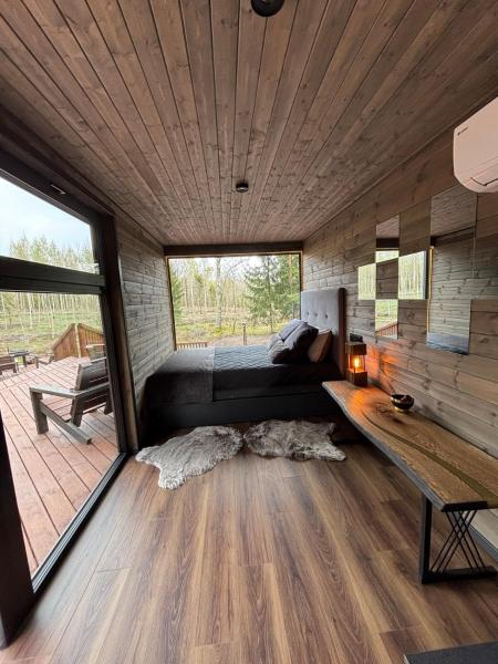 På billedet ses objektet Sidrabgrava - Luxury cabin in woods beliggende i byen Katvari.