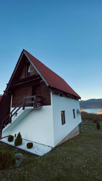 Na zdjęciu widoczny jest obiekt Vila Luka i Ana - Apartman Luka położony w mieście Jezdići.