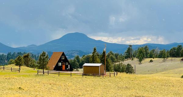 A la foto es mostra l'objecte 9,000 feet Retreat Above It All situat a la ciutat de Guffey.