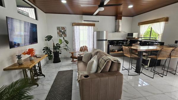 A la foto es mostra l'objecte Mi casa, tu casa Manuel Antonio, Quepos situat a la ciutat de Quepos.