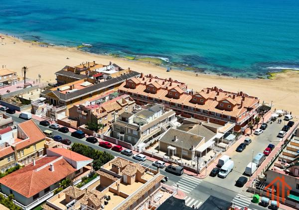 På billedet ses objektet Chalet en La Mata a 50 metros de la playa beliggende i byen Torrevieja.