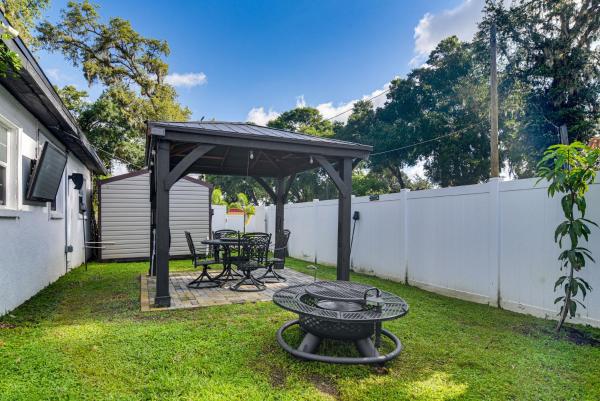 A la foto es mostra l'objecte Hot Tub and Fenced Yard Tranquil Home in Valrico! situat a la ciutat de Dover.