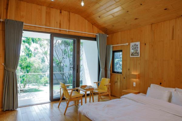 写真にはẤp Kroët市にあるLa Maison Dalatが写っています。