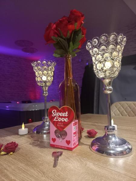 Na zdjęciu widoczny jest obiekt La suite de Chez Adeline , 45 minutes from Beauval Zoo położony w mieście Bouges-le-Château.