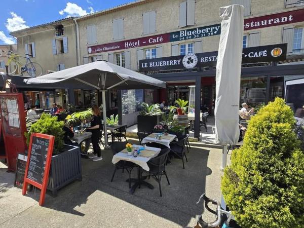 Auf dem Foto ist das Objekt Hôtel-Restaurant Le Blueberry in der Stadt Malaucène zu sehen.